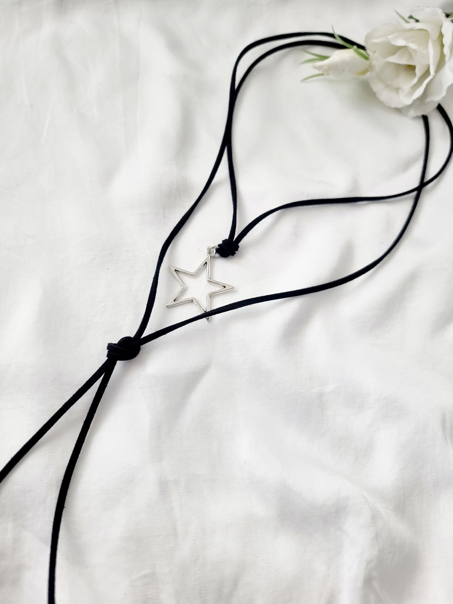 Wickelkette schwarzes Wildlederband mit silbernen Sternchenanhänger