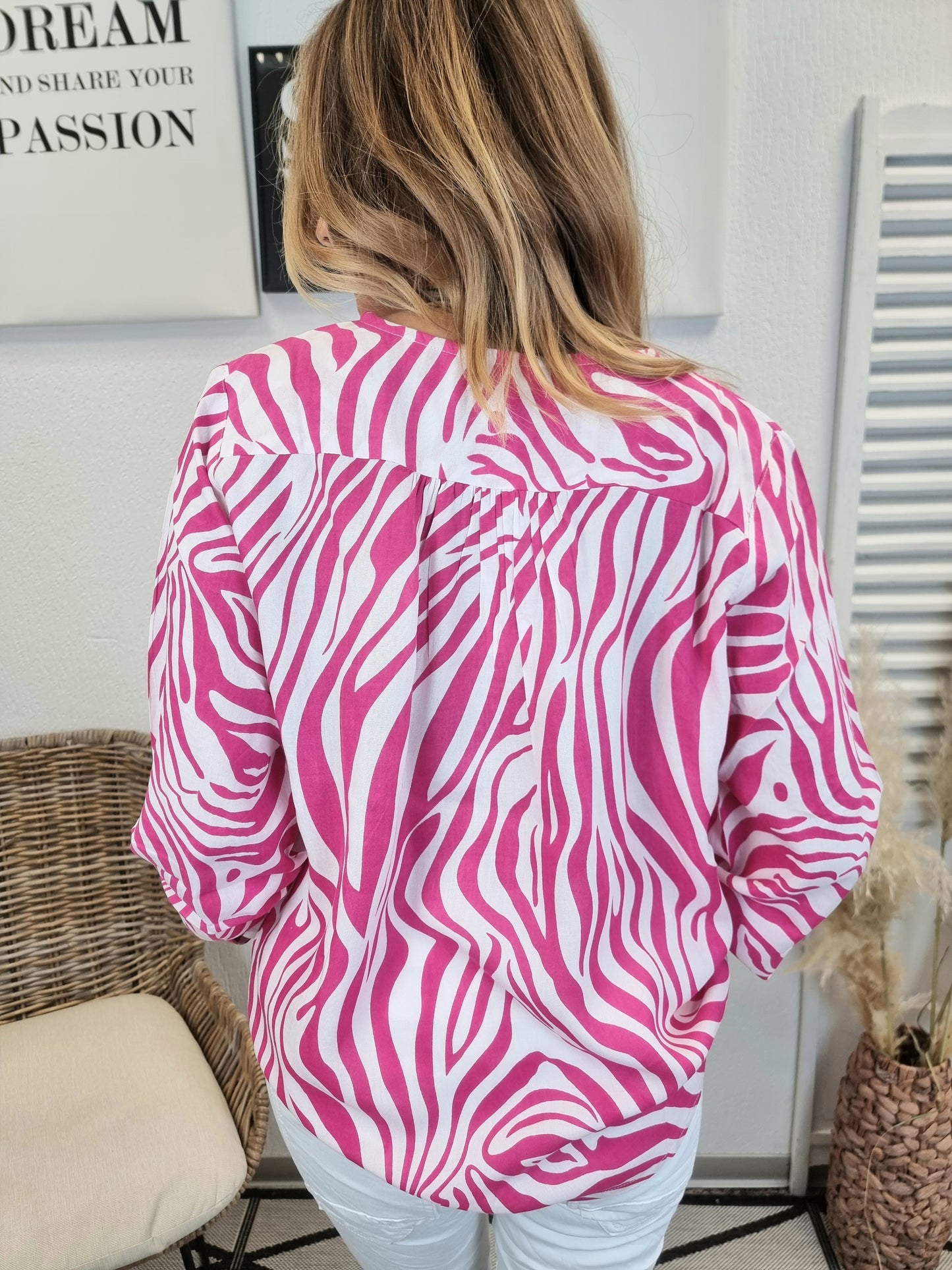Luftige Bluse mit Pinkem Zebramuster von Zwillingsherz mit Quaste