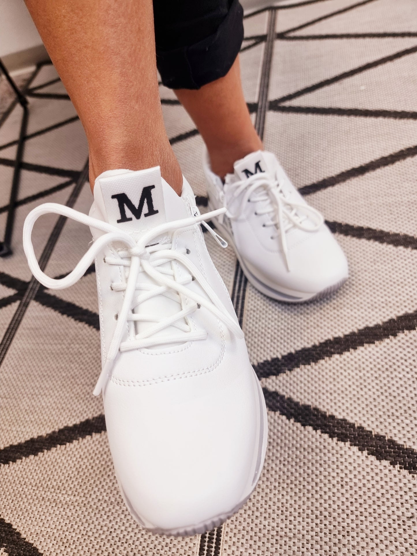 Weißer Sneaker "M" veganes Leder