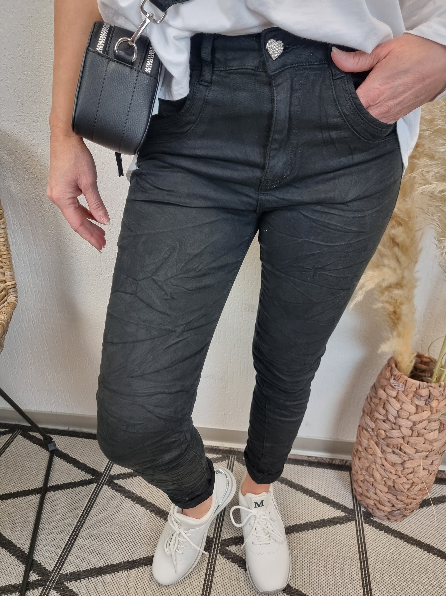 Schwarze Jeans mit Schmuckknopf JW2573-1