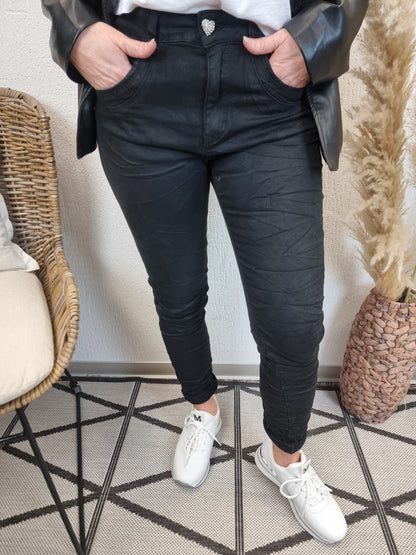 Schwarze Jeans mit Schmuckknopf JW2573-1