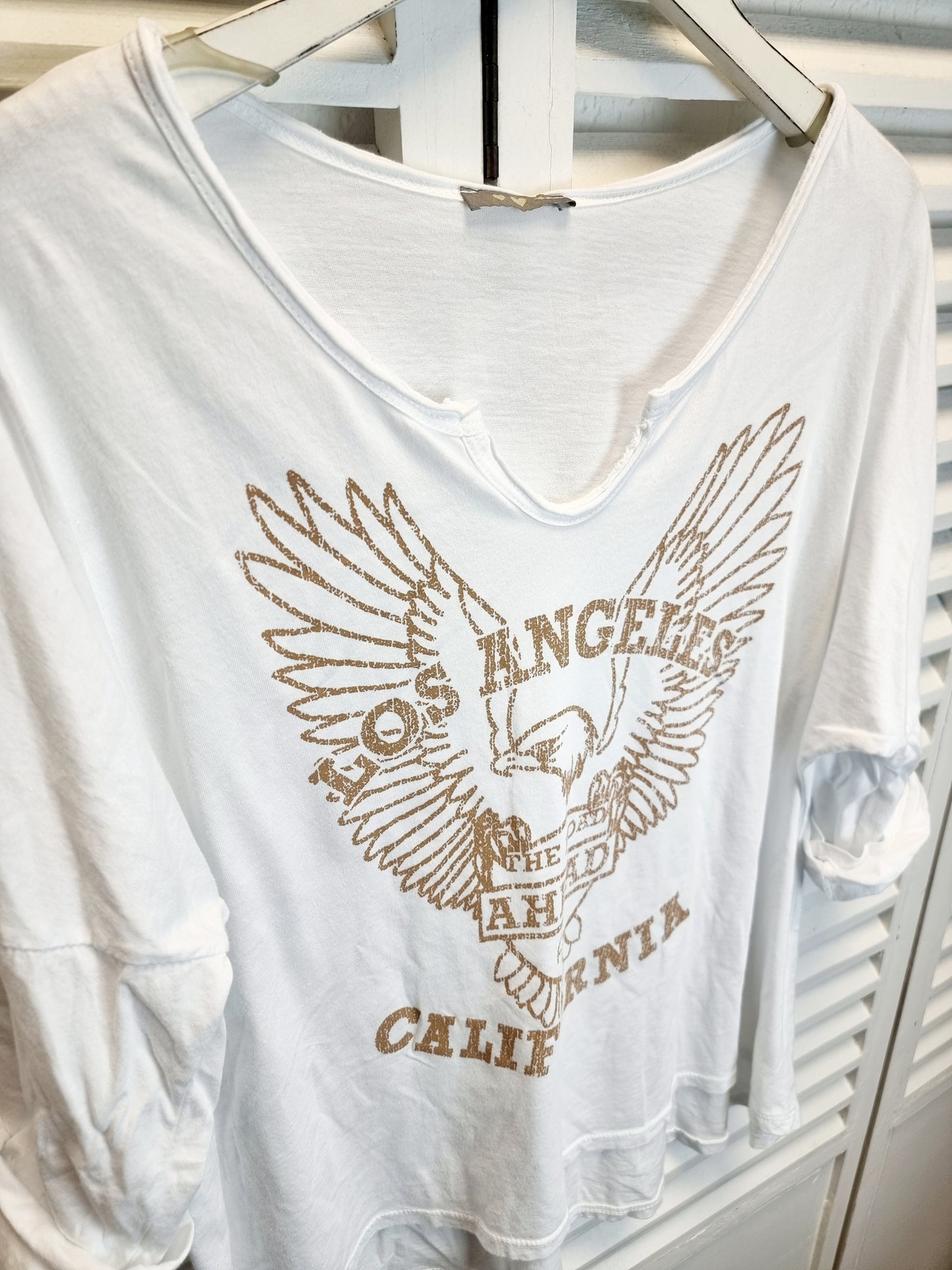 Shirt in Weiß mit goldenem Schriftzug "LA Engelsflügel"