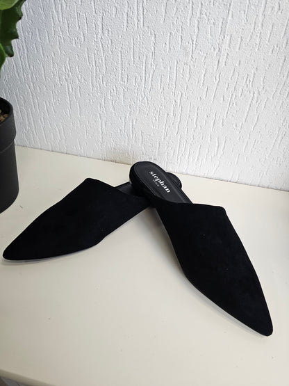 Flache elegante spitze Sandale in Schwarz