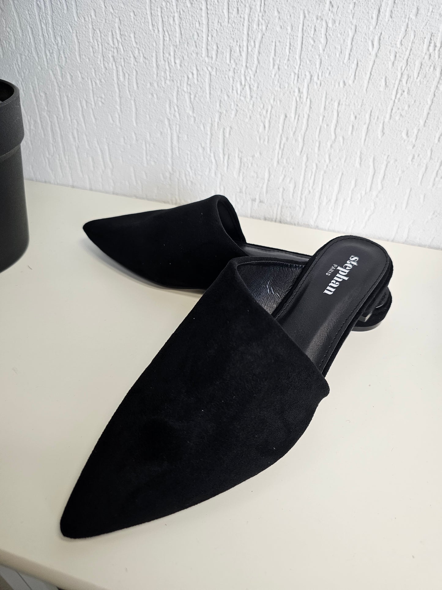 Flache elegante spitze Sandale in Schwarz