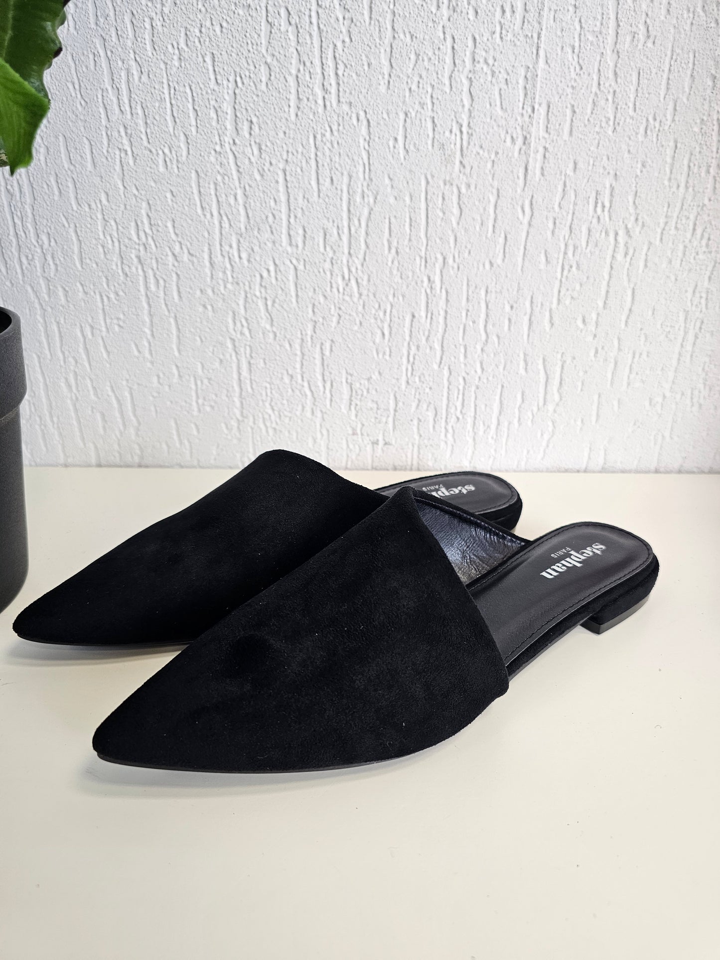 Flache elegante spitze Sandale in Schwarz