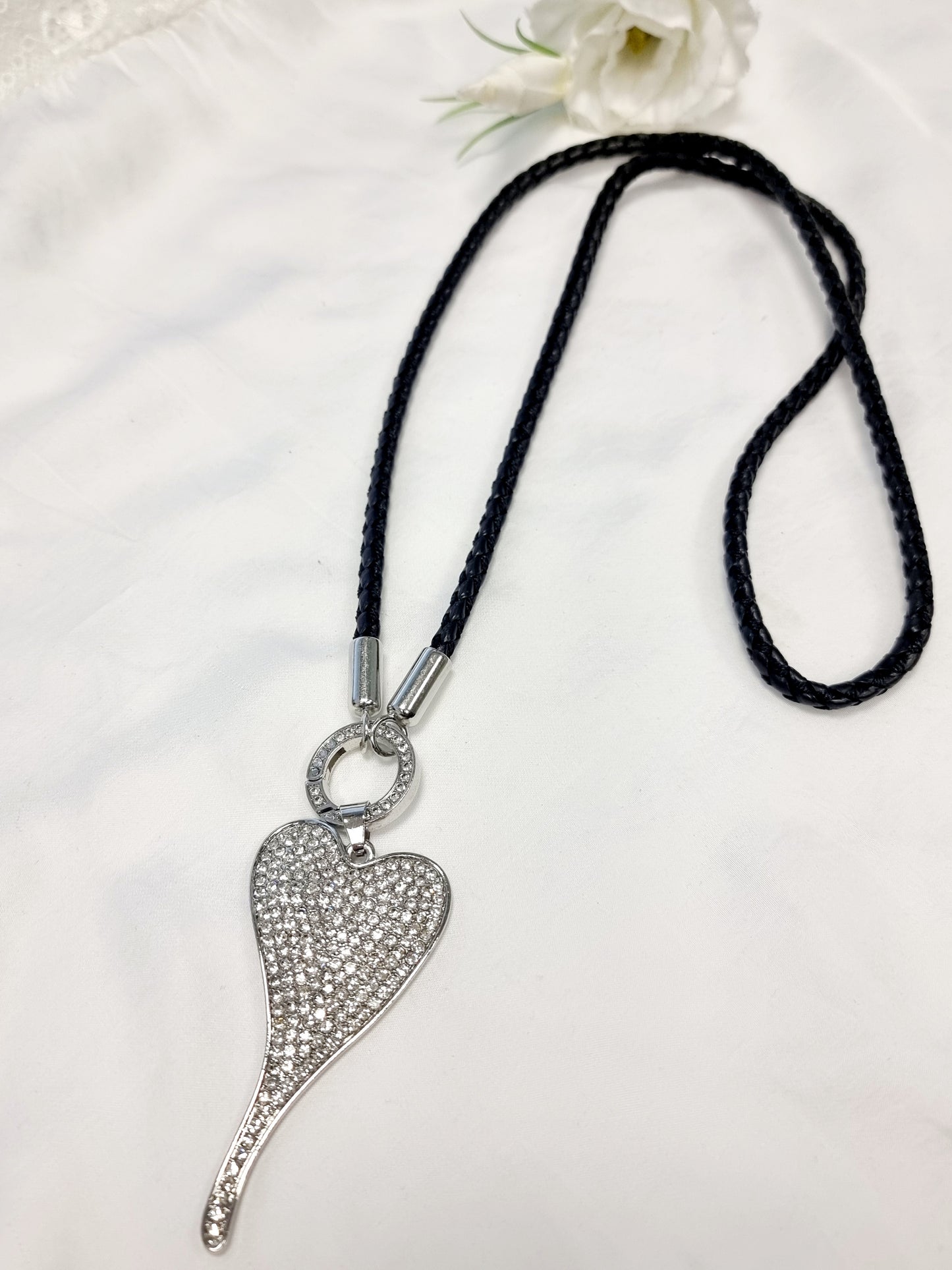 Vario Halskette Schwarzes geflochtenes Leder mit Herz-Anhänger