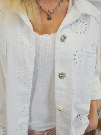 Weiße Jeansjacke mit Schmuckknöpfen und Lochmuster/Häkel Details