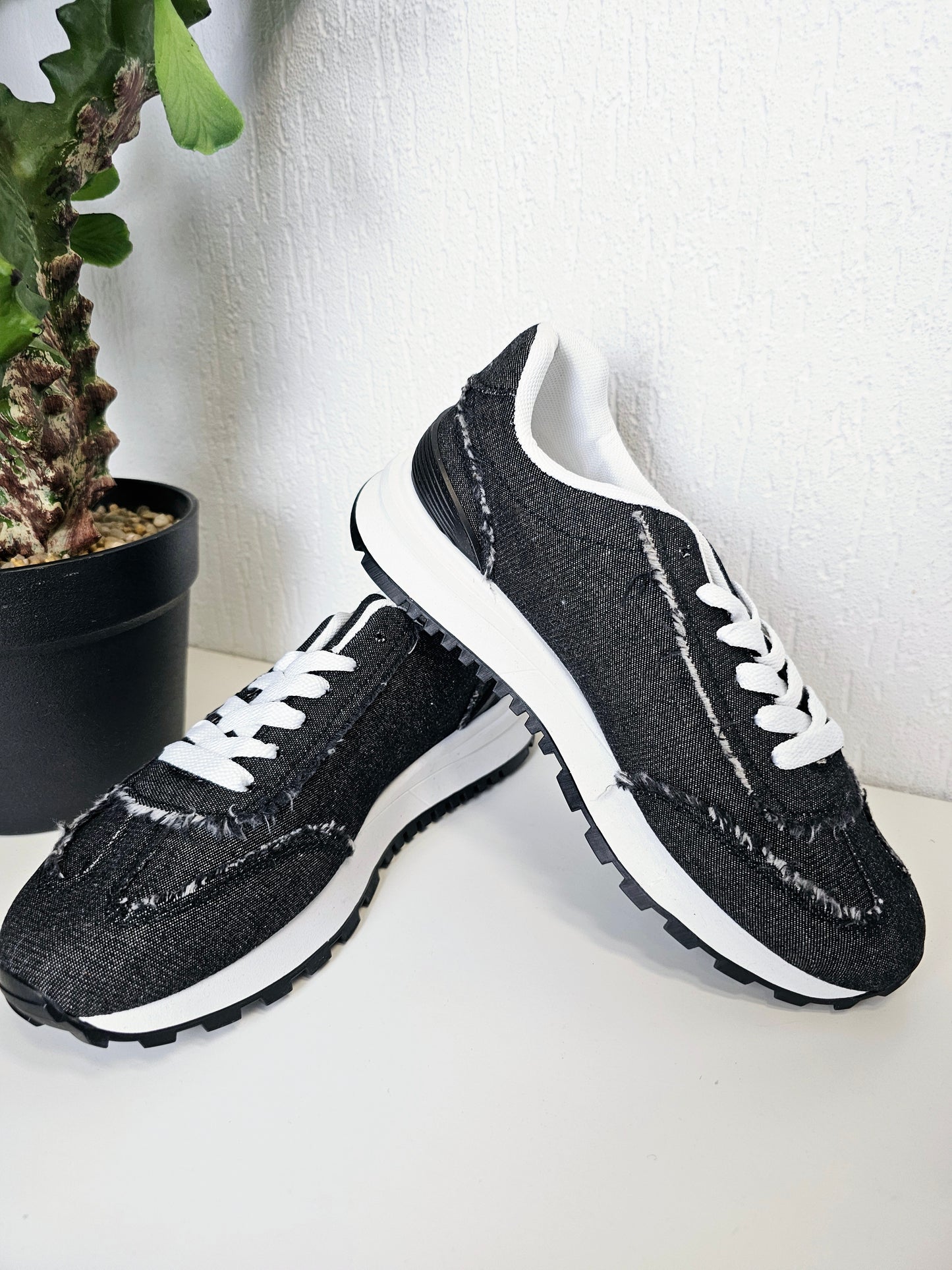 Jeans Sneaker mit Fransen in Schwarz