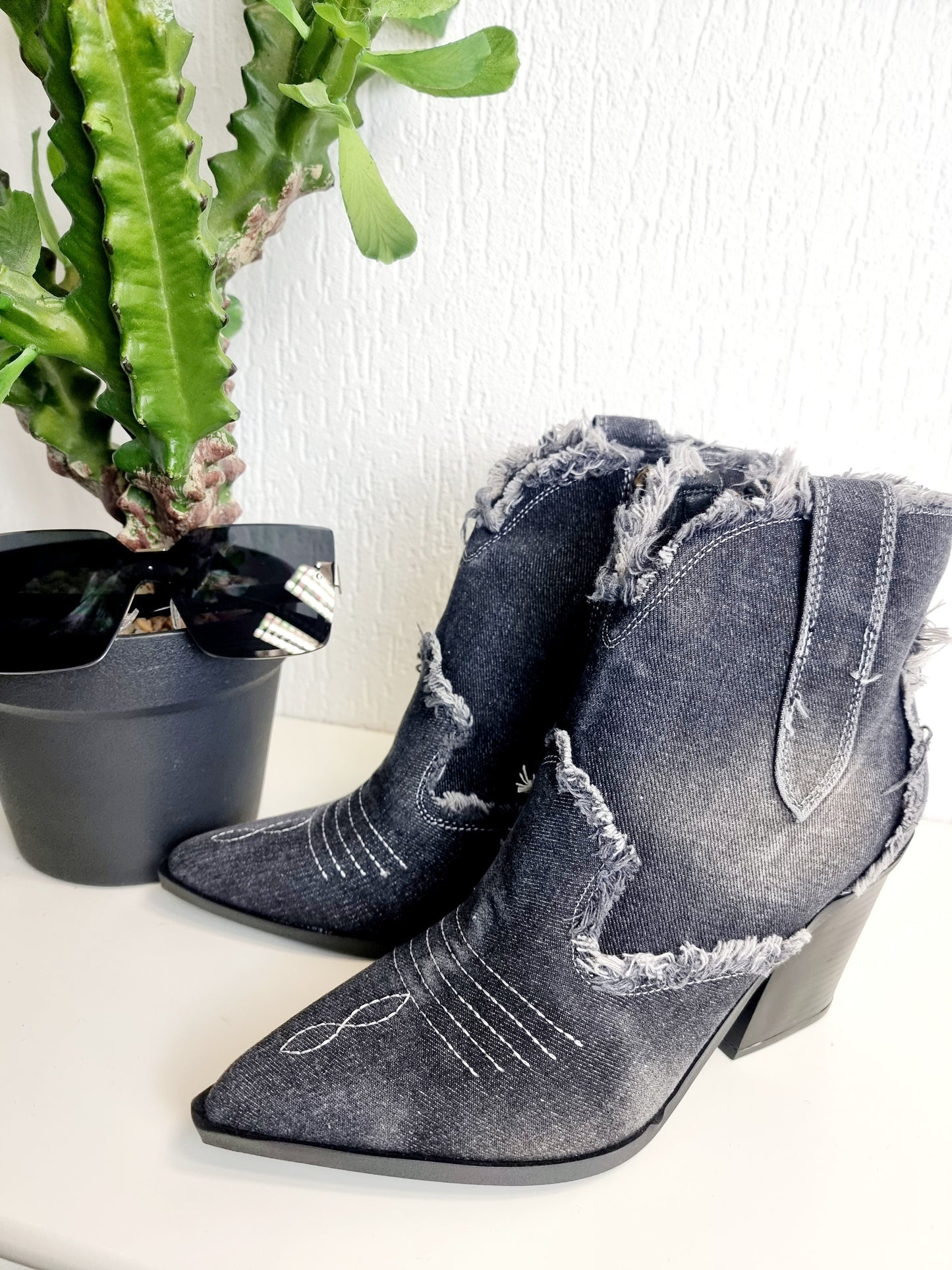 Kurze Jeans-Cowboystiefel in Schwarz