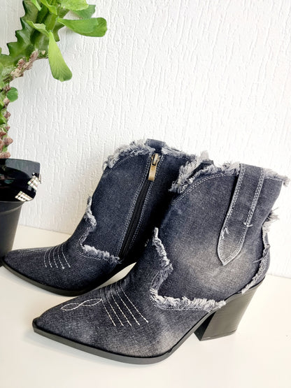 Kurze Jeans-Cowboystiefel in Schwarz