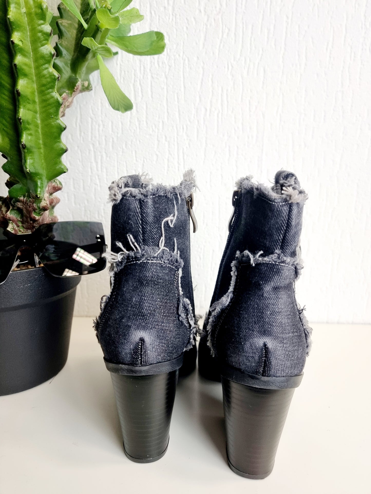 Kurze Jeans-Cowboystiefel in Schwarz