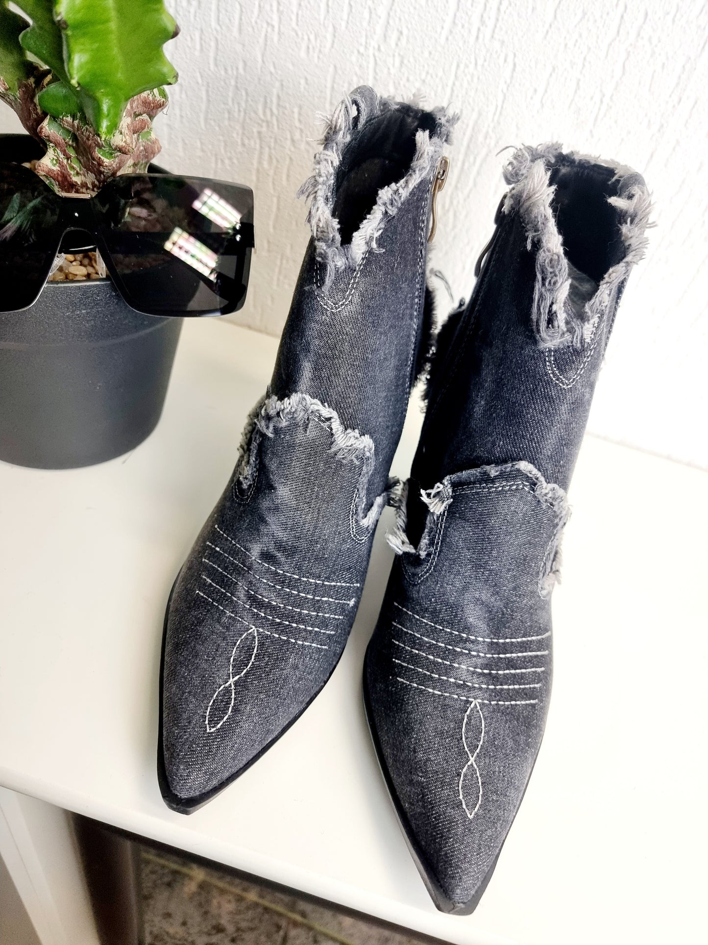 Kurze Jeans-Cowboystiefel in Schwarz