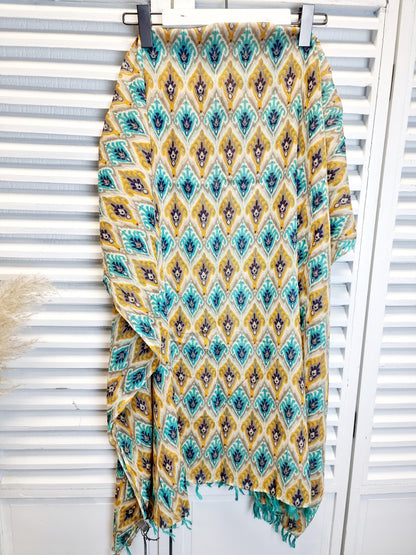 Hochwertiges Tuch mit türkis-gelbem Muster und Quasten Moshi