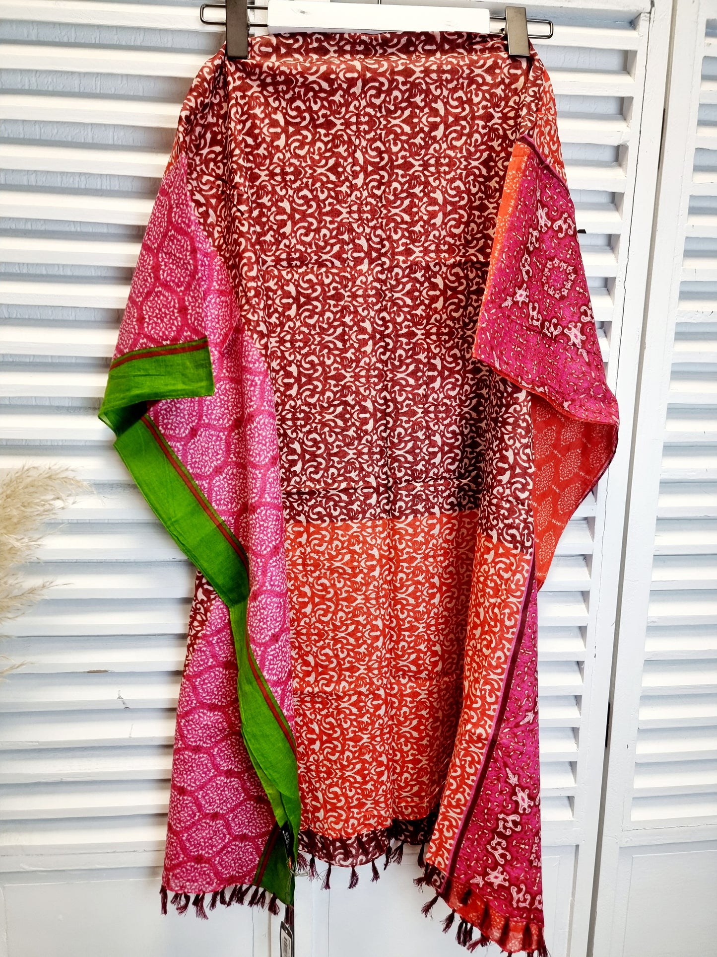 Hochwertiges Tuch mit rotem Muster und Quasten Moshi