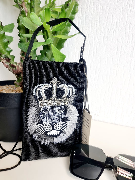 Handbestickte schwarze kleine Tasche mit Löwenprint