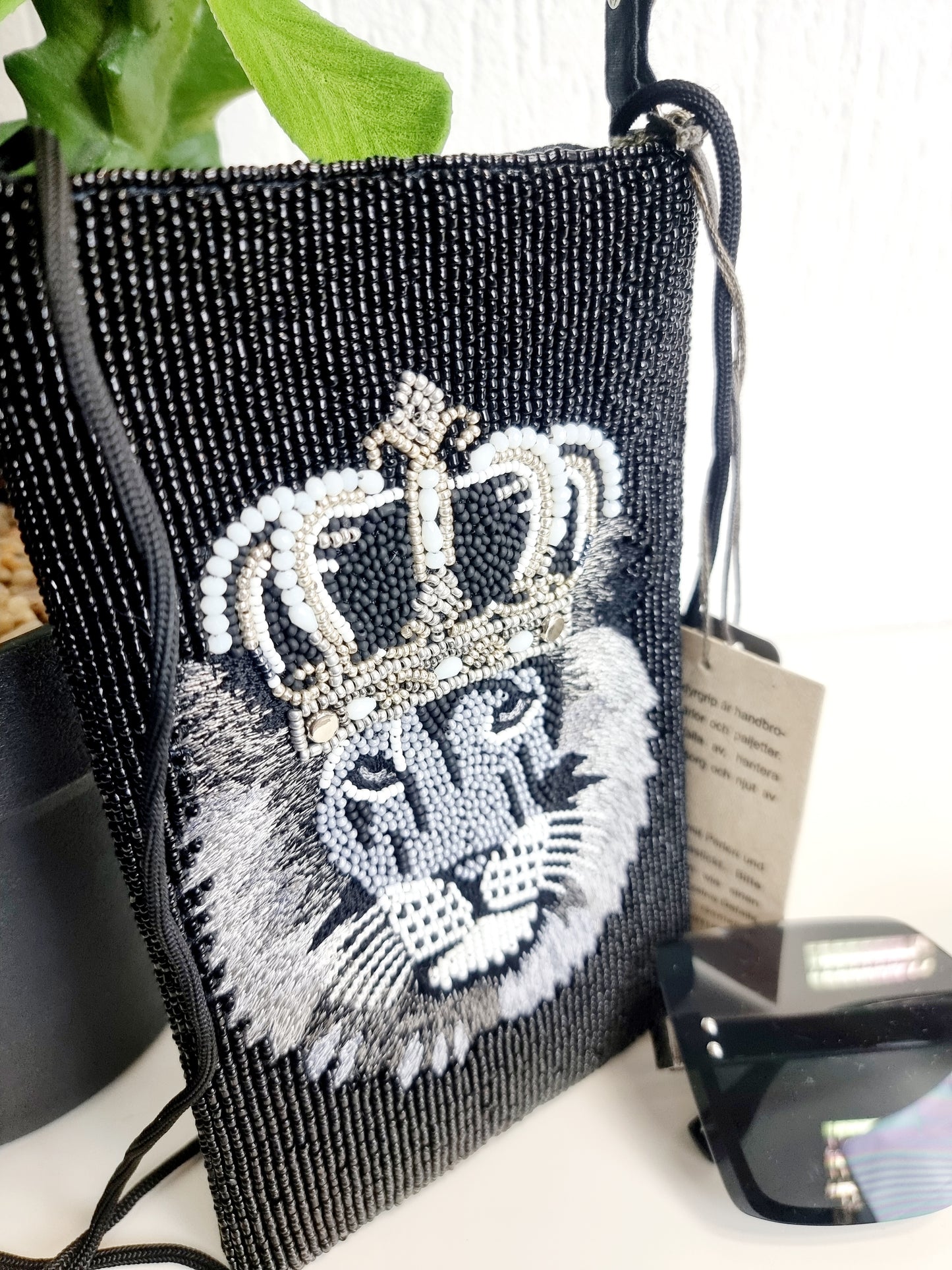 Handbestickte schwarze kleine Tasche mit Löwenprint