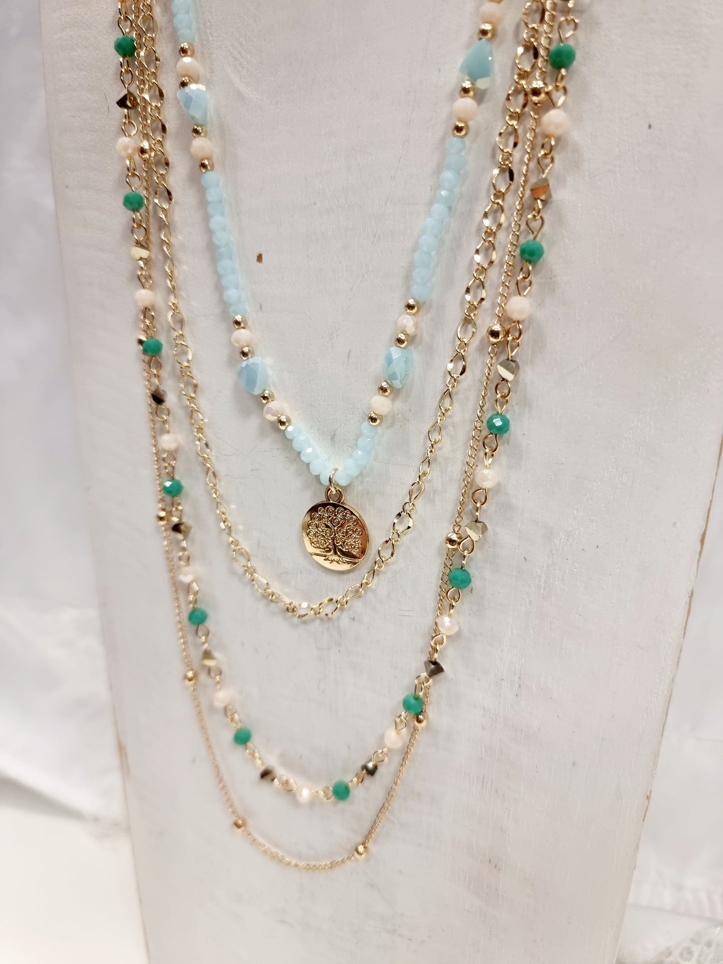 Lange 4-reihige goldene Kette mit blau/türkisen Perlen