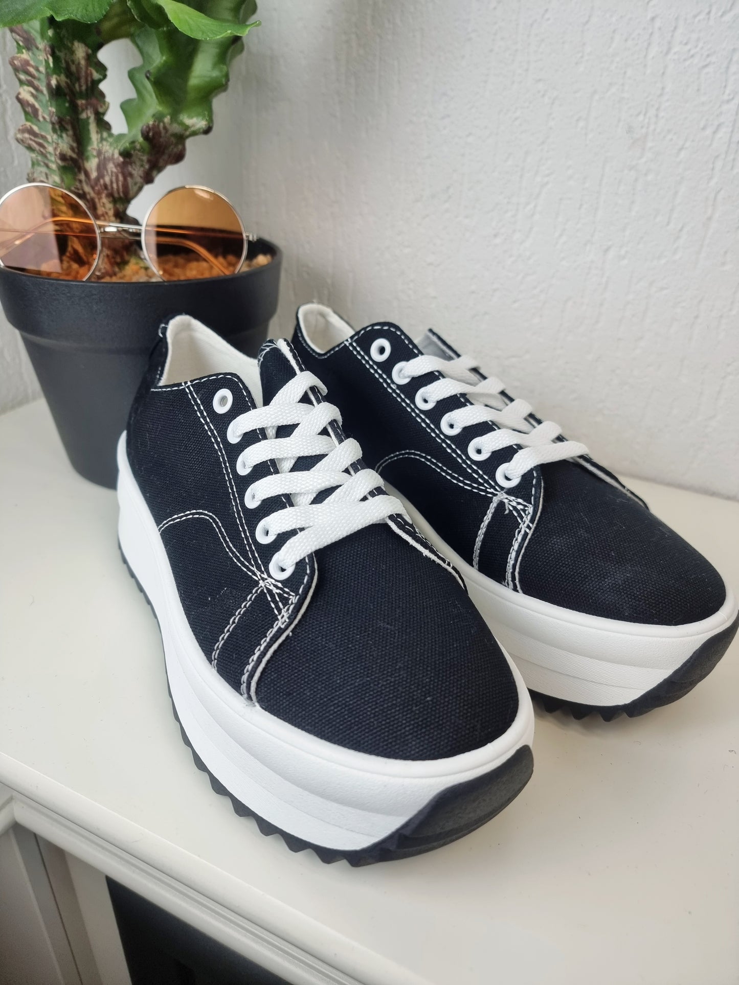 Schwarzer Sneaker mit Plateau Sohle Canvas Stoff-Turnschuhe