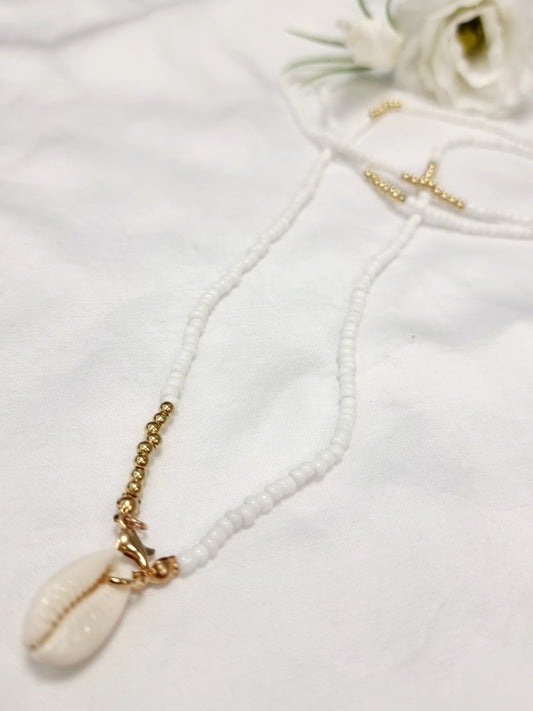 Lange weiss goldene Boho-Perlenkette mit Muschelanhänger