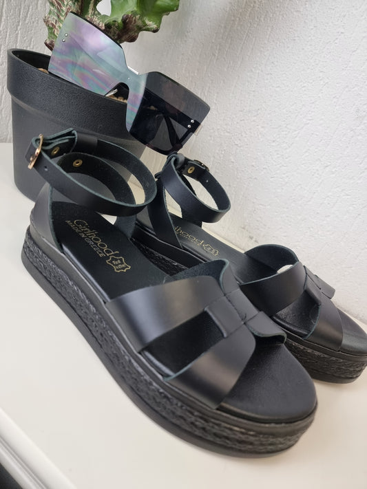 Sandalen aus Leder mit Fesselriemen in black