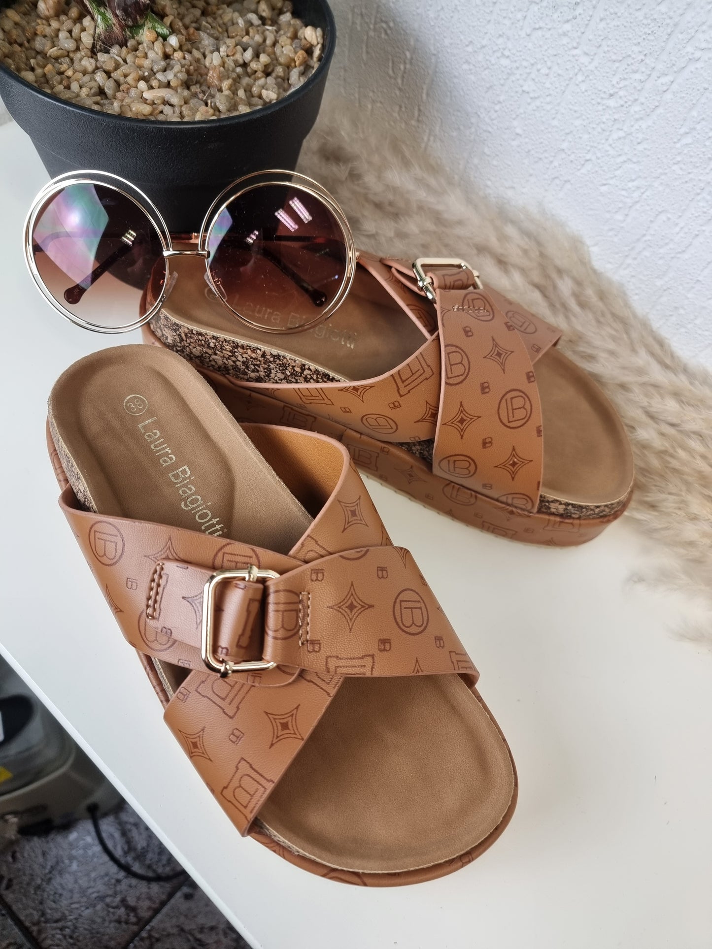 Laura Biagiotti Pantolette mit Plateausohle in Camel