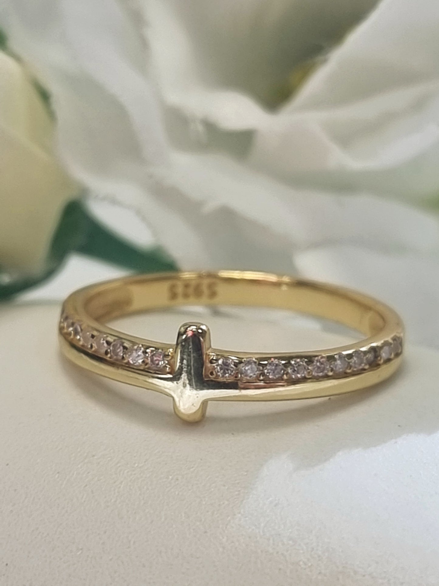 Ring "T" 18 Karat vergoldet mit Zirkoniasteinchen