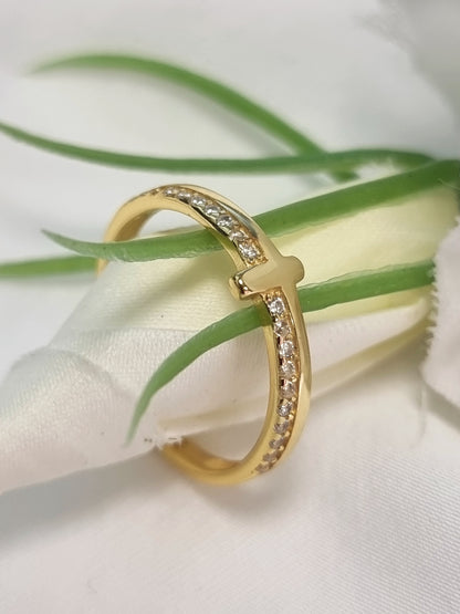 Ring "T" 18 Karat vergoldet mit Zirkoniasteinchen