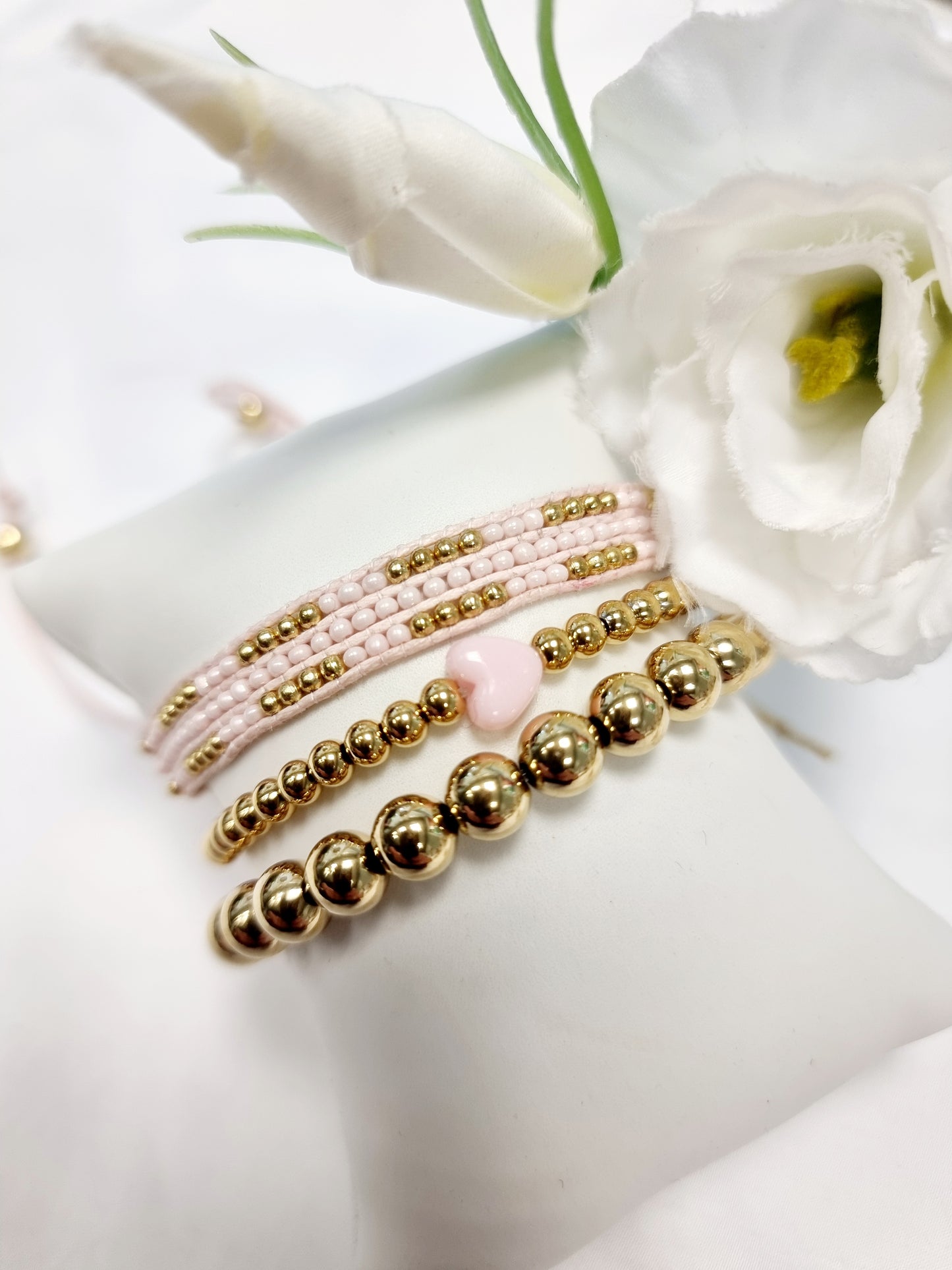 Handgefertigtes Gold/Rosa Perlenarmband