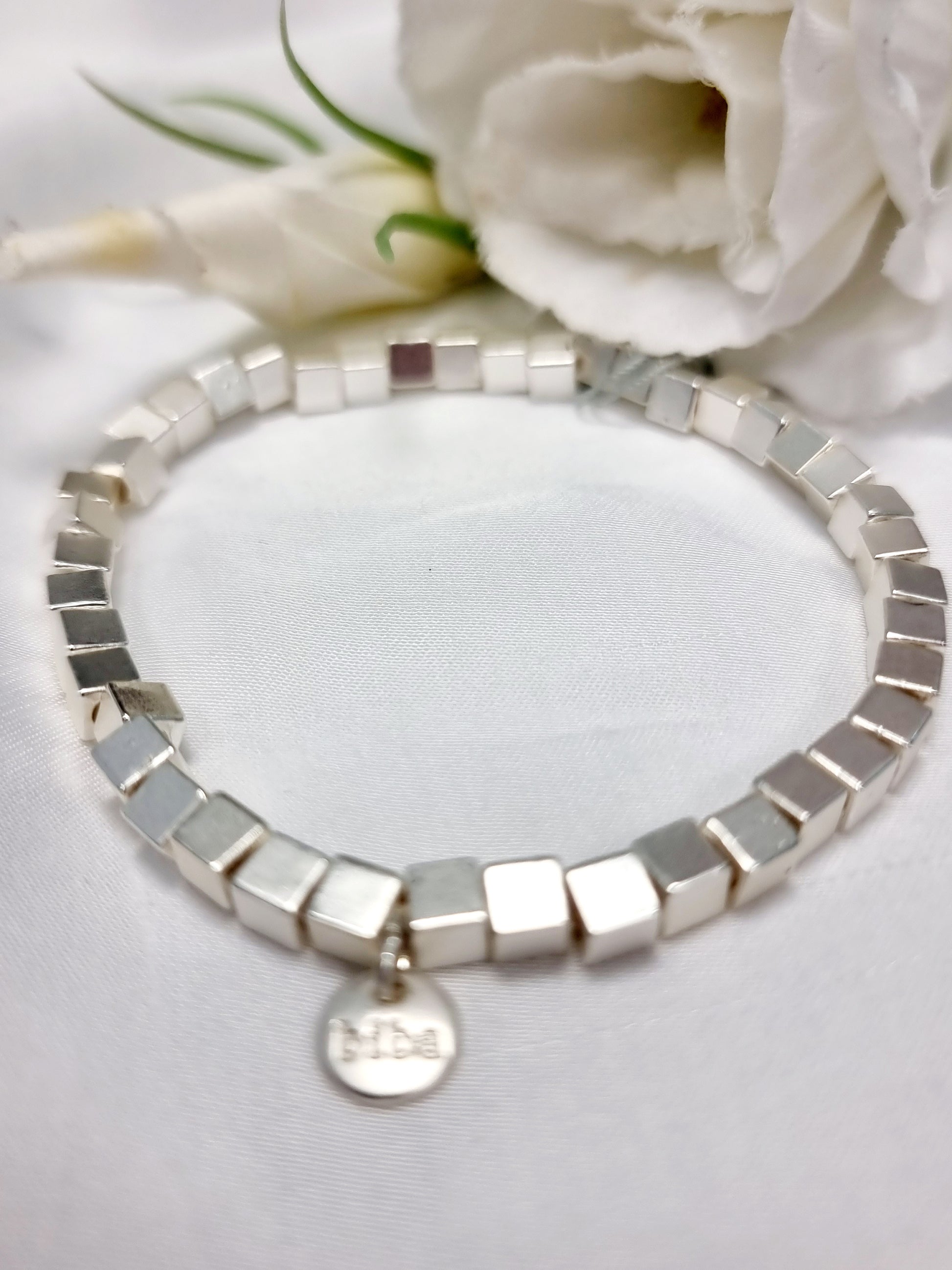 Armband Biba - Silber matt mit kleinen rechteckigen Würfelchen