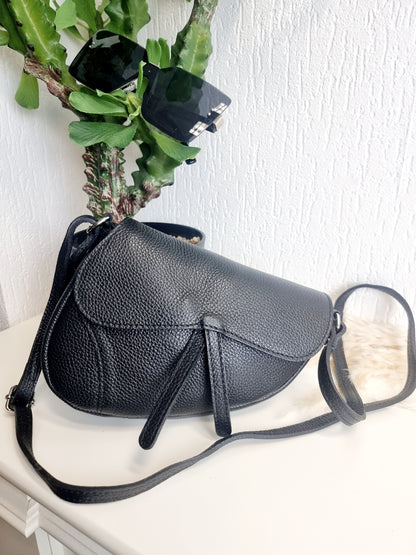 Edle Echtleder Handtasche Sattelform in Schwarz