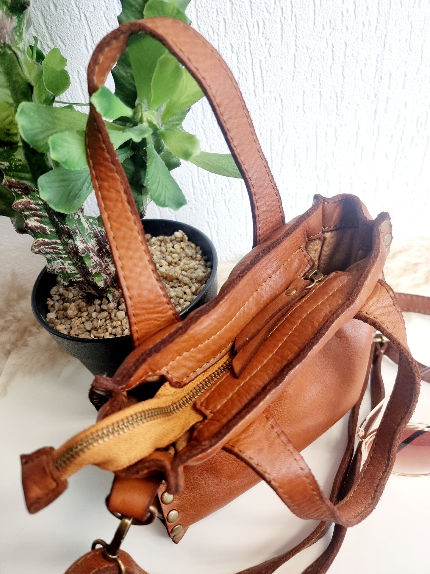 Kleine Leder- Handtasche/Umhängetasche mit Nieten in verschiedenen Farben