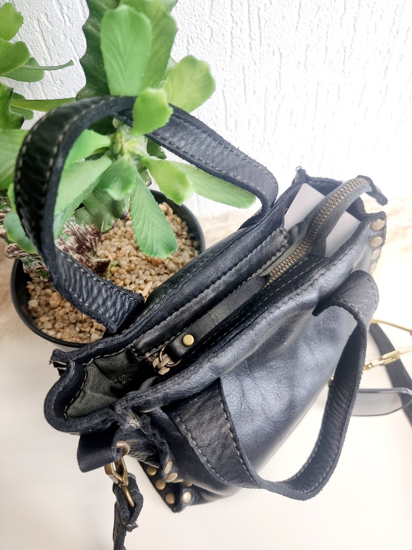 Kleine Leder- Handtasche/Umhängetasche mit Nieten in verschiedenen Farben