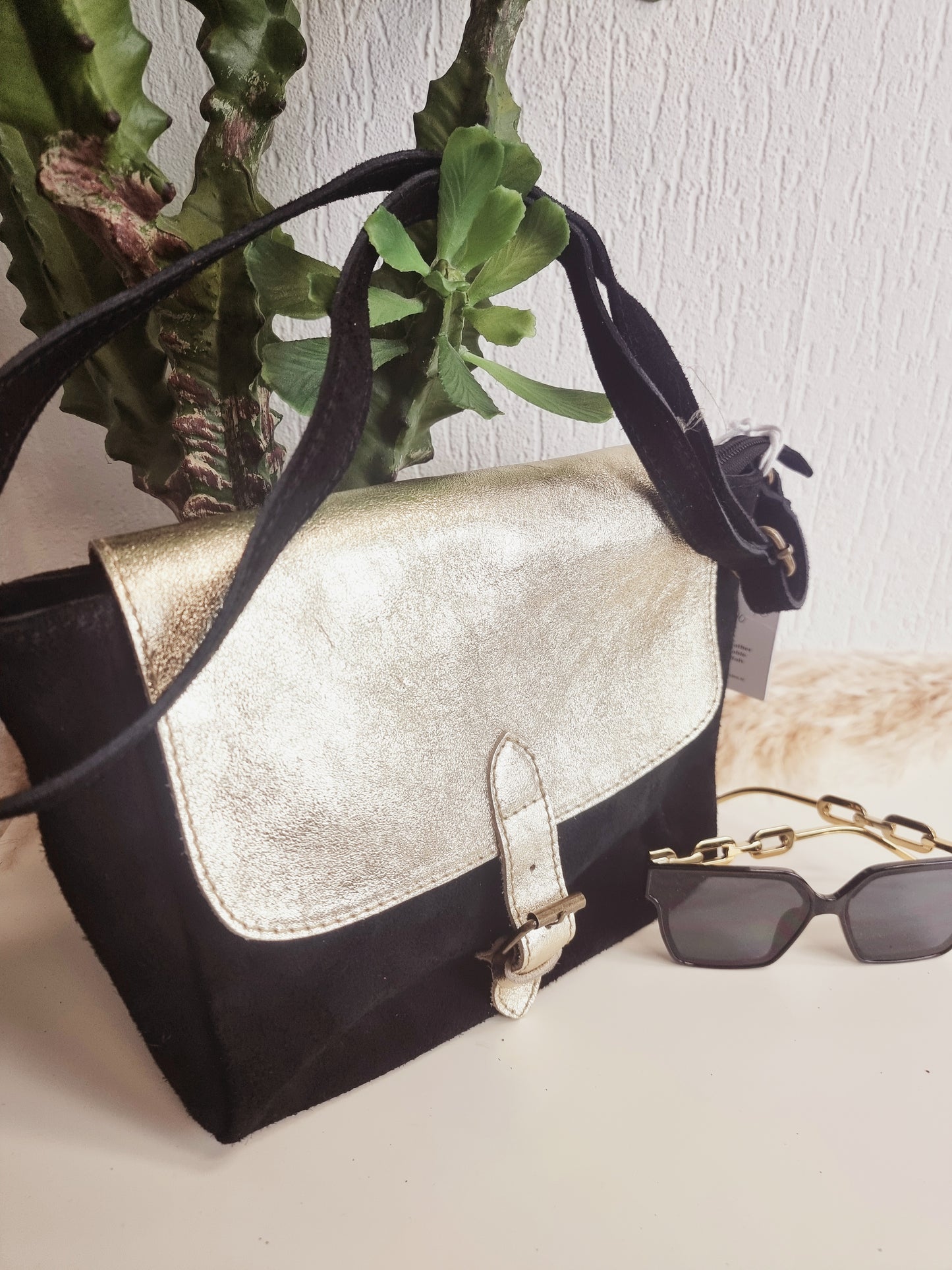 Wildledertasche in Schwarz/Gold und in Grüntönen