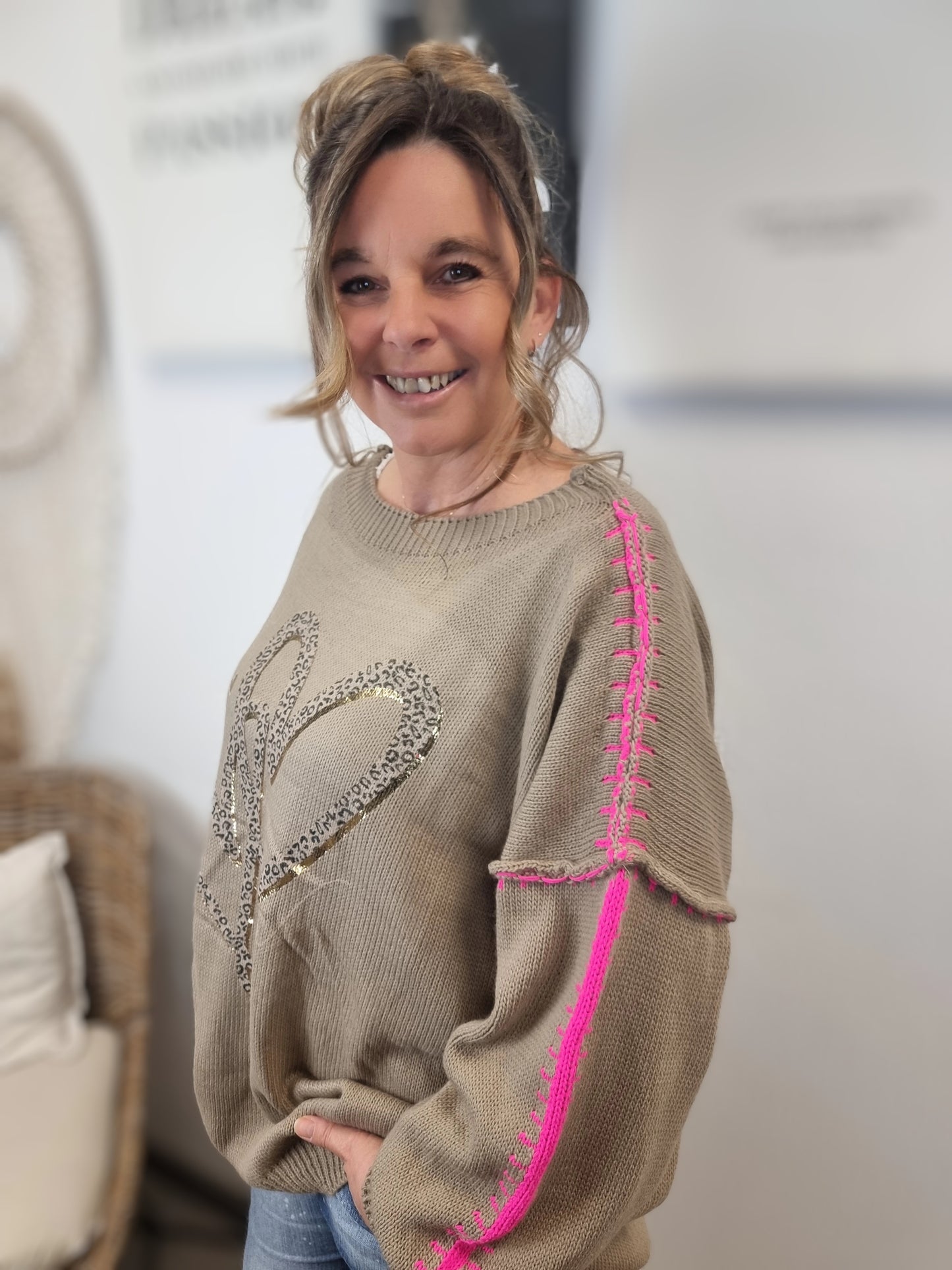 Oversize Strickpullover in Braun mit Leoherz und pinken Nähten