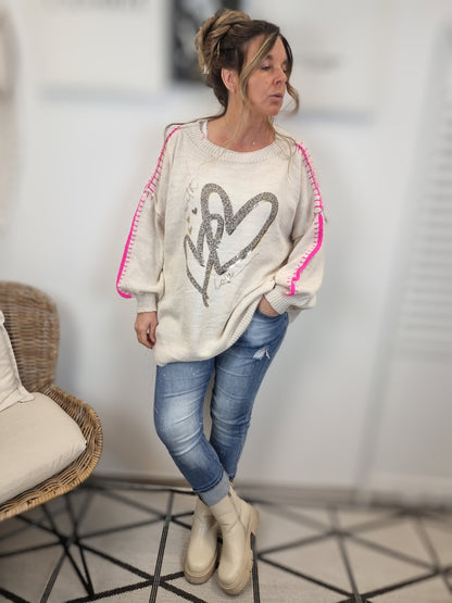 Oversize Strickpullover in Beige mit Leoherz und pinken Nähten