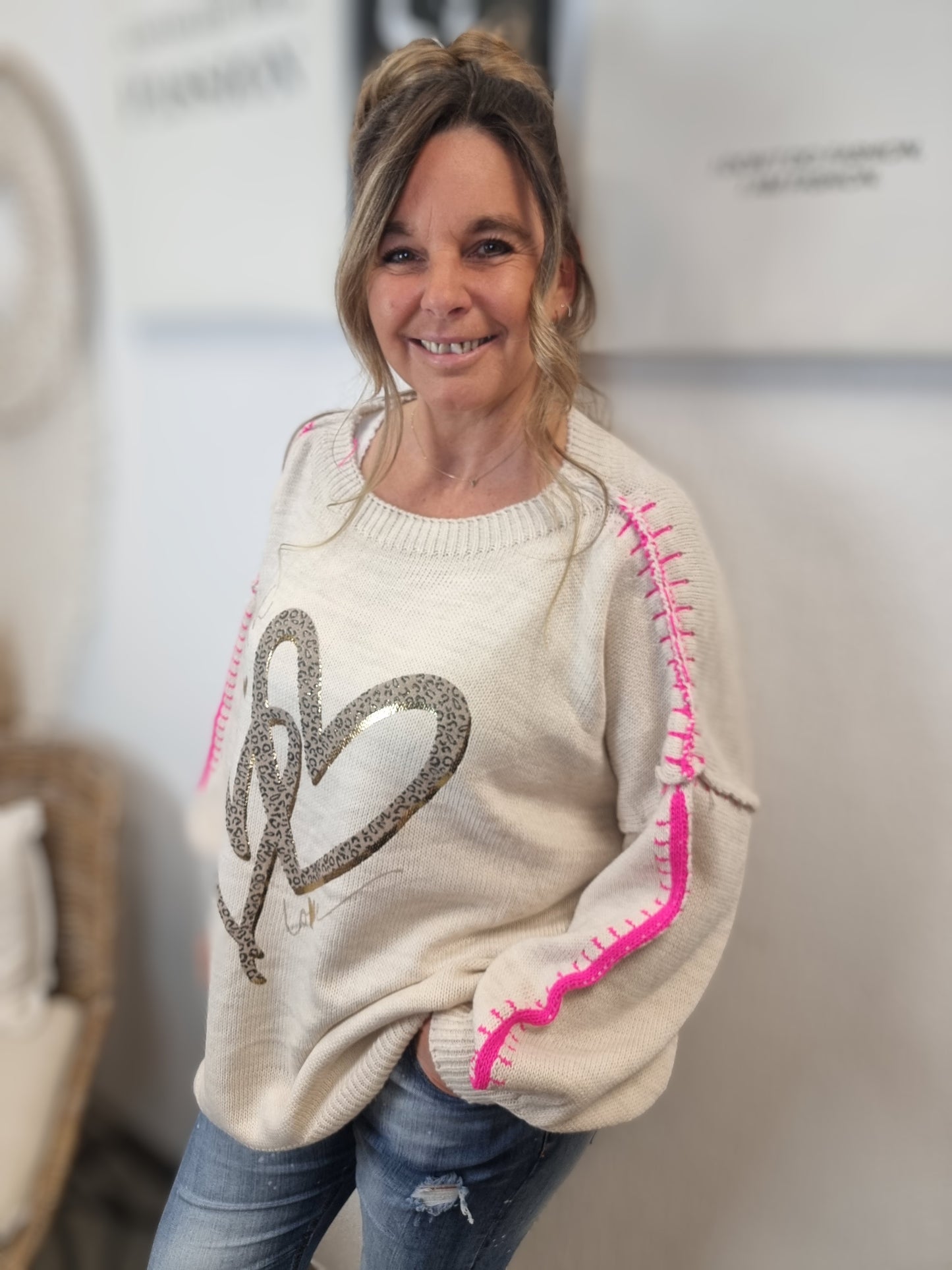 Oversize Strickpullover in Beige mit Leoherz und pinken Nähten