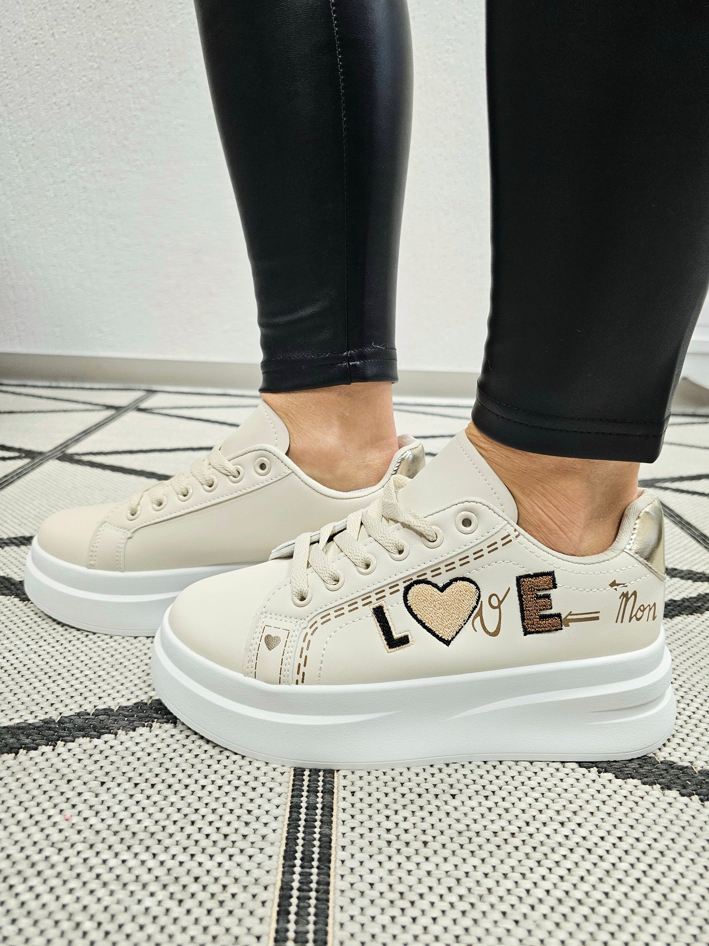 Cremefarbiger Sneaker "LOVE" veganes Leder