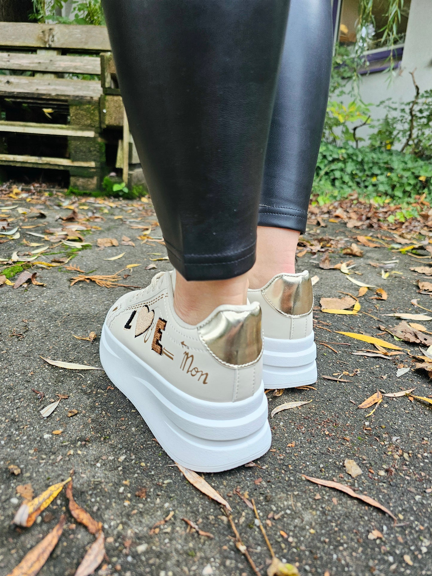 Cremefarbiger Sneaker "LOVE" veganes Leder