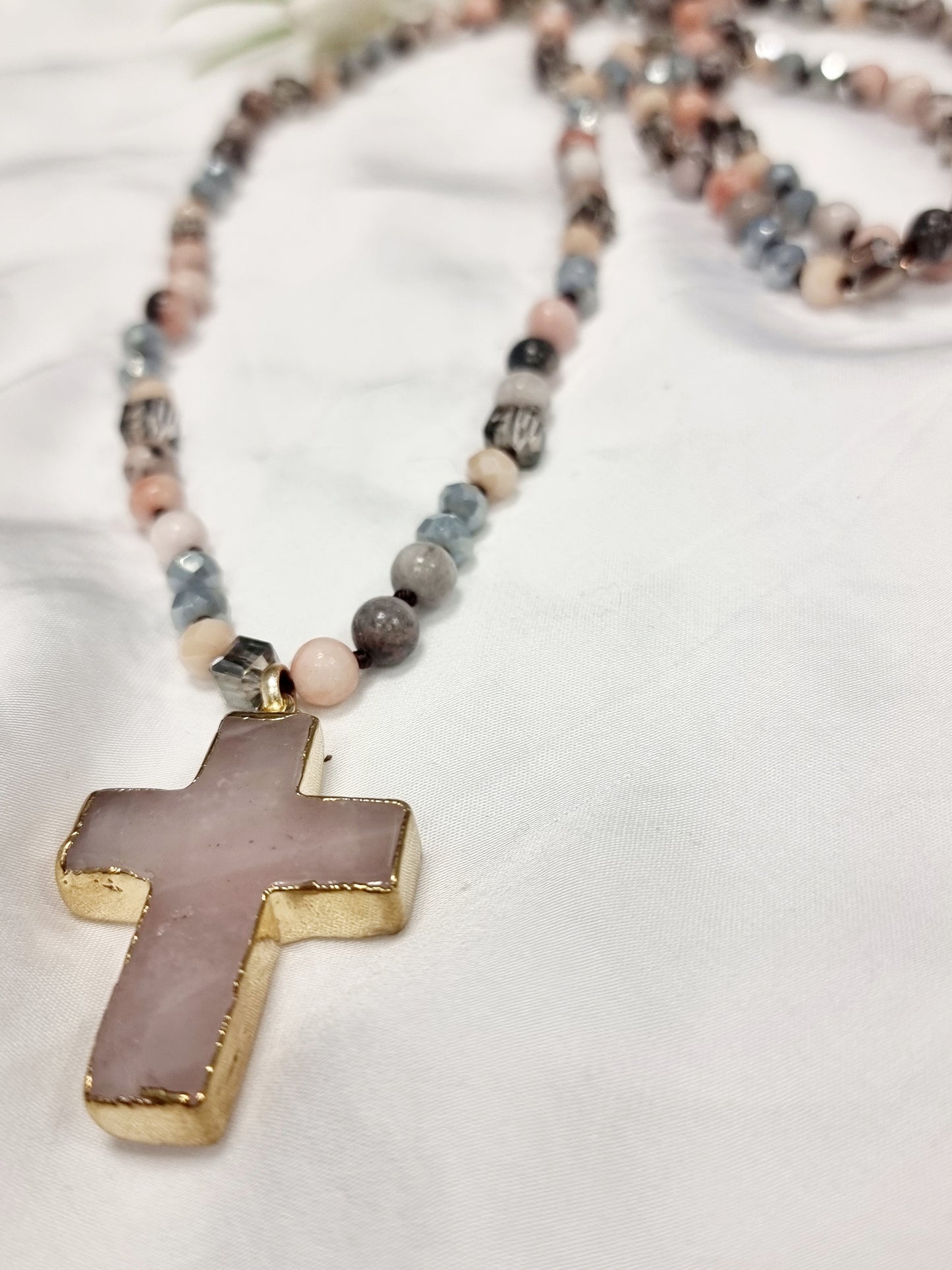 Halskette Kette mit Halbedelsteinen mit Kreuz in verschiedenen Farben,  Rose, Türkis, Grau und Braun