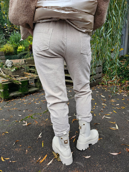 Cordhose, Damen Cordhose mit Elastikbund und Bindegürtel,  in Beige und Schwarz