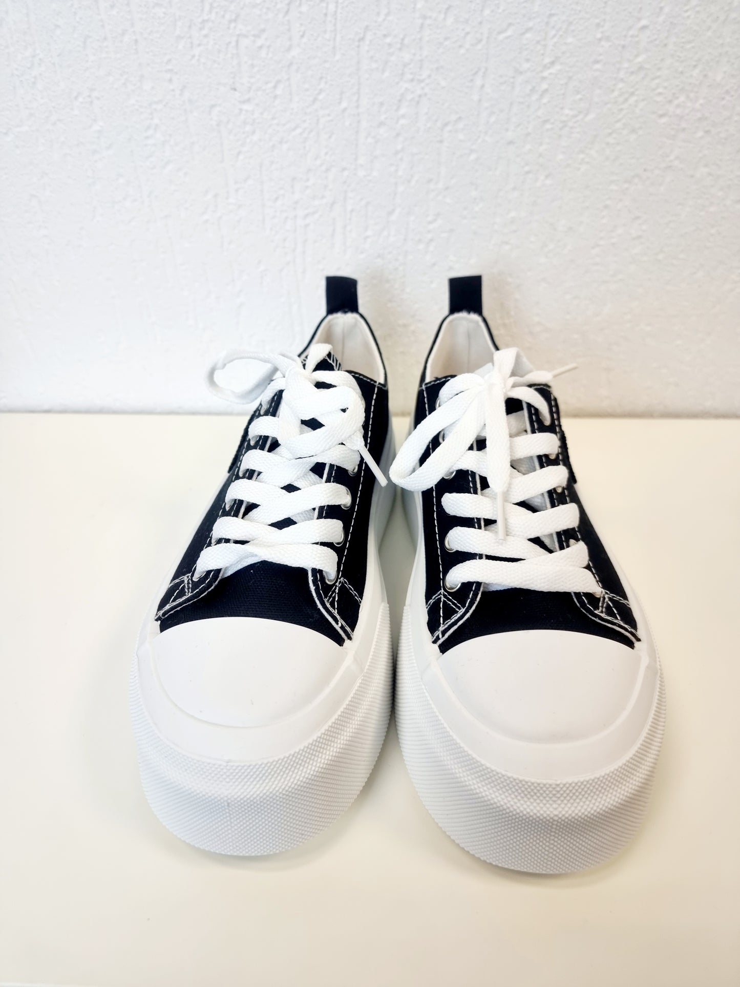 Stylischer Schwarzer Sneaker aus Canvas mit weisser Sohle und aufgeflocktem Muster