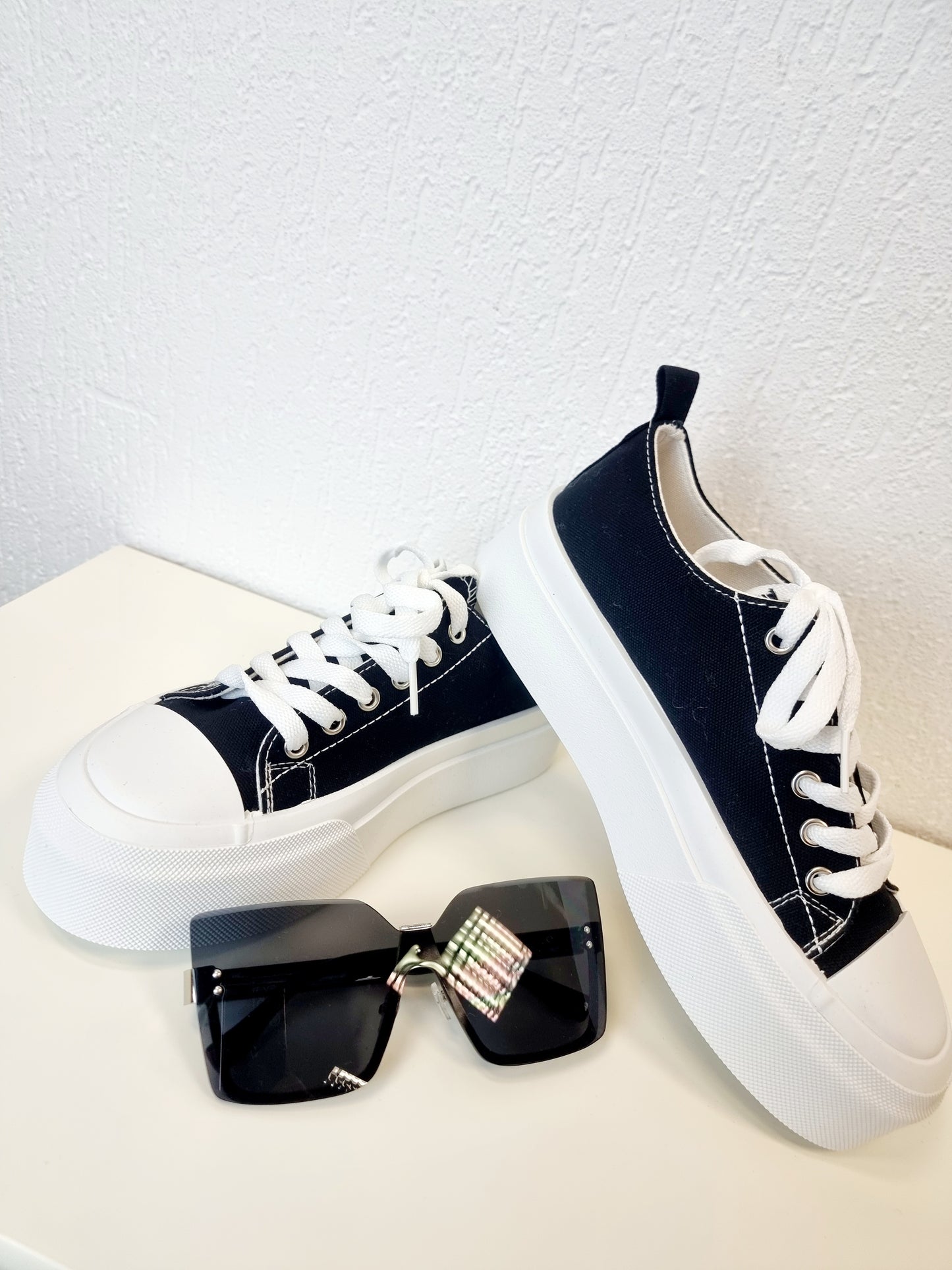 Stylischer Schwarzer Sneaker aus Canvas mit weisser Sohle und aufgeflocktem Muster