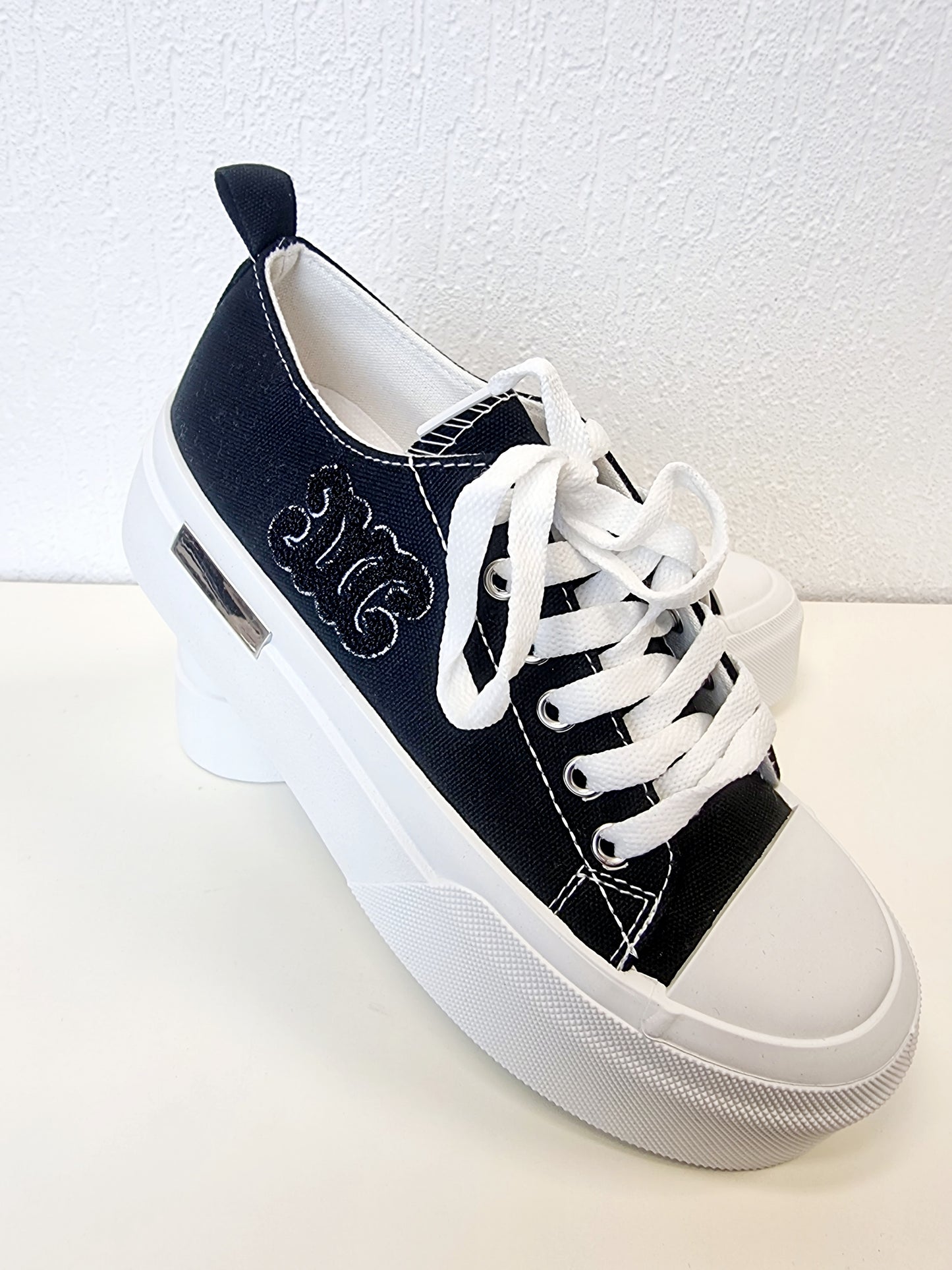 Stylischer Schwarzer Sneaker aus Canvas mit weisser Sohle und aufgeflocktem Muster