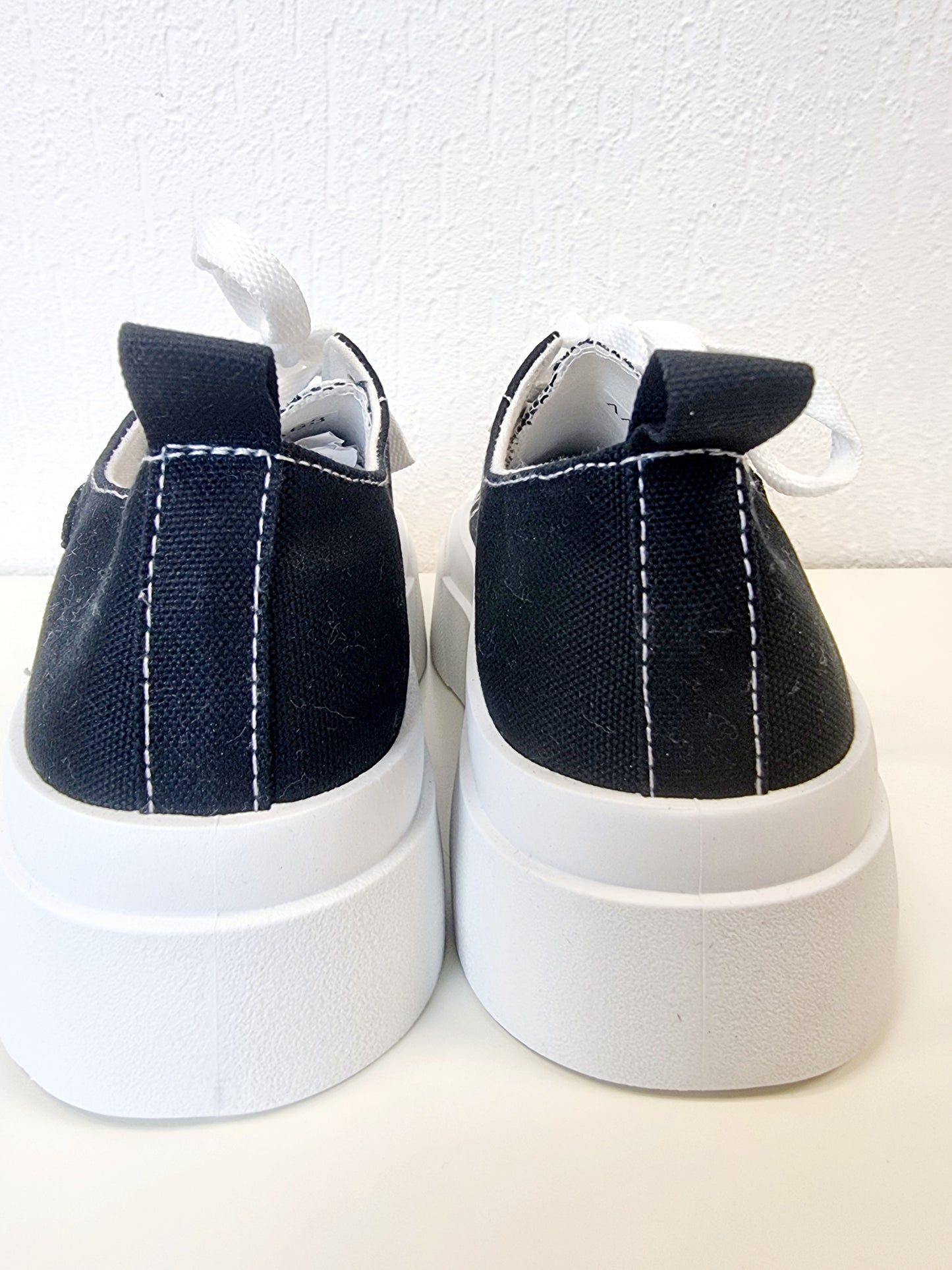 Stylischer Schwarzer Sneaker aus Canvas mit weisser Sohle und aufgeflocktem Muster