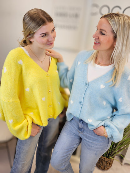 Strickjacke mit Herzen und Knöpfen in Hellblau