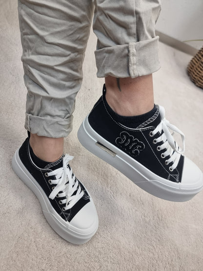 Stylischer Schwarzer Sneaker aus Canvas mit weisser Sohle und aufgeflocktem Muster