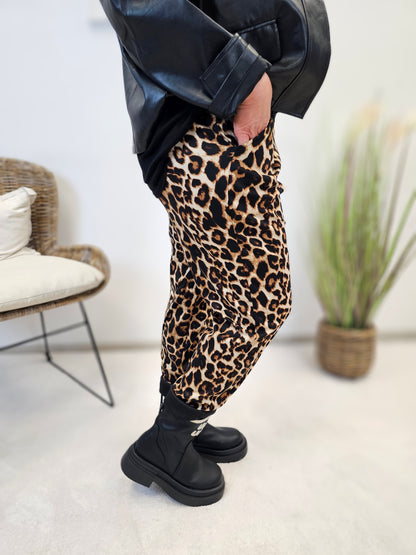 Schlupfhose mit Leomuster in Braun/Schwarz in Plussize Größen