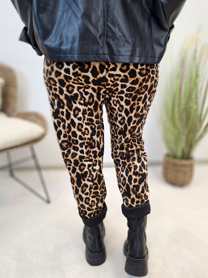 Schlupfhose mit Leomuster in Braun/Schwarz in Plussize Größen