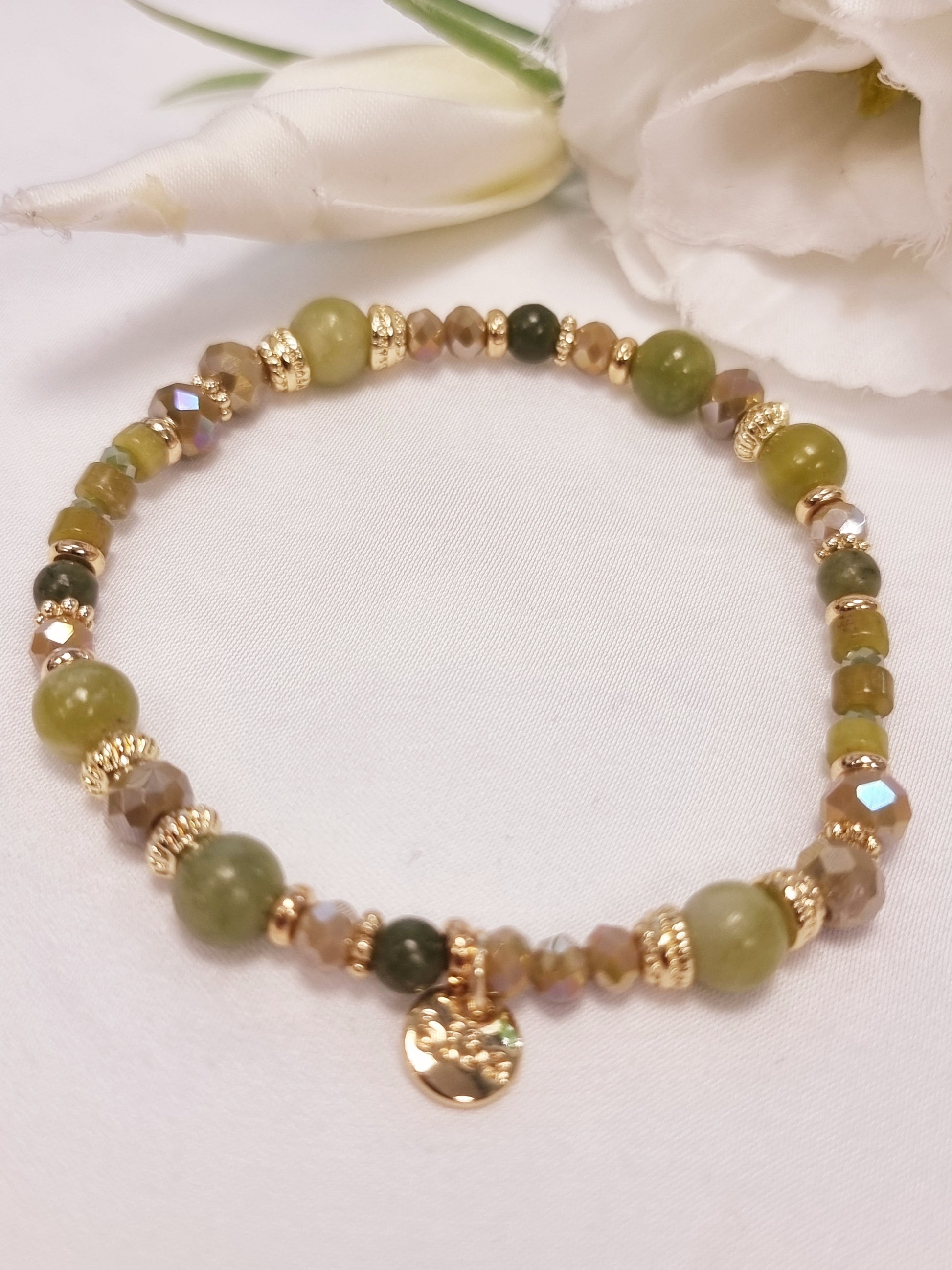 Armband Biba - Grüntöne/Gold aus Natursteinen, Glasperlen und Kunststoffperlen