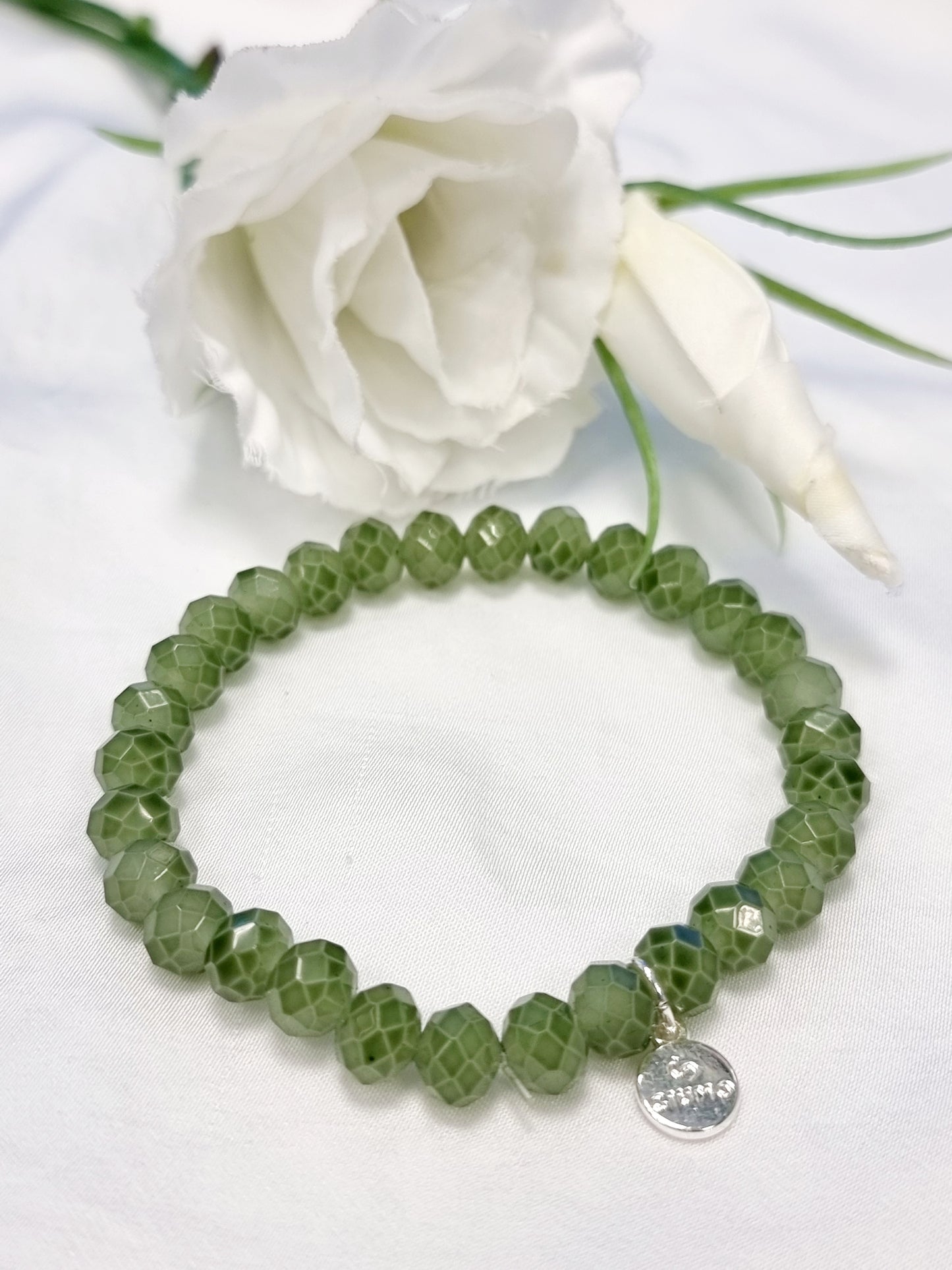 Armband mit grünen Kristallperlen und silbernem Anhänger